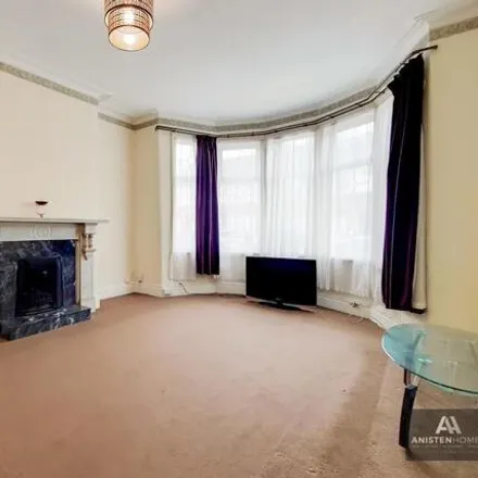 Image 2 - Lynford Gardens, Seven Kings, London, IG3 9LY, United Kingdom - Townhouse for sale
