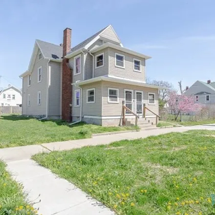 Buy this 6 bed house on 320 Western Avenue in Toledo, OH 43609