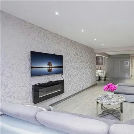 Image 2 - 10 Margaret Court, New York, NY 11235, USA - Apartment for sale