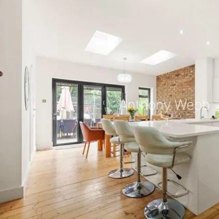 Buy this 3 bed townhouse on Oaktree Avenue in London, N13 5RW