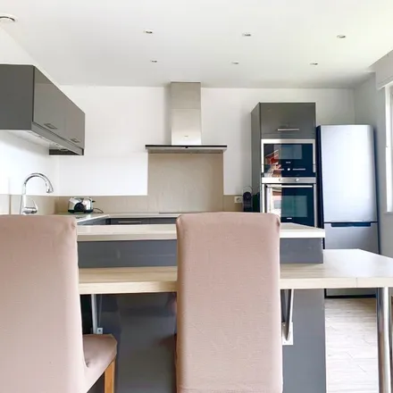 Rent this 3 bed apartment on 2 Rond-Point Saint-James in 92200 Neuilly-sur-Seine, France