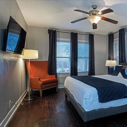 Rent this 9 bed apartment on Houston