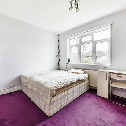 Rent this 5 bed duplex on Tenterden Drive in London, NW4 1ED