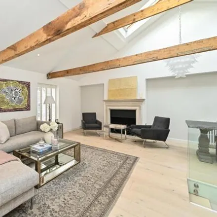 Rent this 3 bed room on 19-29 Bryanston Mews West in London, W1H 2DG