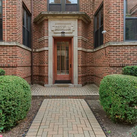 Image 2 - 3456 North Elaine Place, Chicago, IL 60657, USA - House for sale