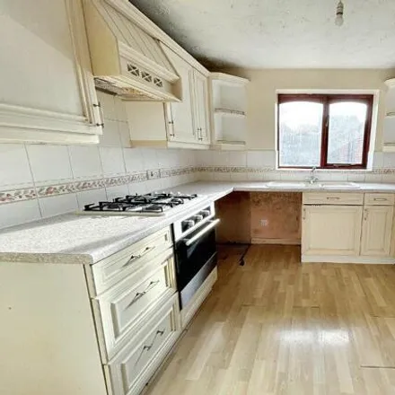 Image 3 - 4 Willow Mount, Wrenthorpe, WF2 9TF, United Kingdom - House for sale