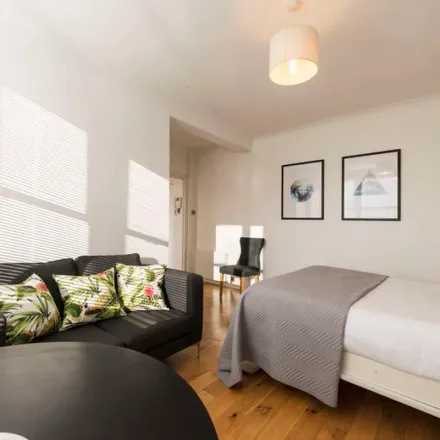 Image 4 - The Greenhouse, 27a Hill Street, London, W1J 5LR, United Kingdom - Apartment for rent