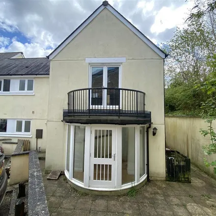 Rent this 3 bed townhouse on Grove Mews in Totnes, TQ9 5GT