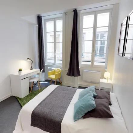 Rent this 4 bed room on 22 quai jean moulin