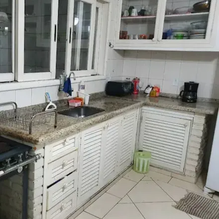 Rent this 2 bed house on Episcopal Anglican Church of the Brazil - All Saints' Church in Praça Washington 92, Pompéia