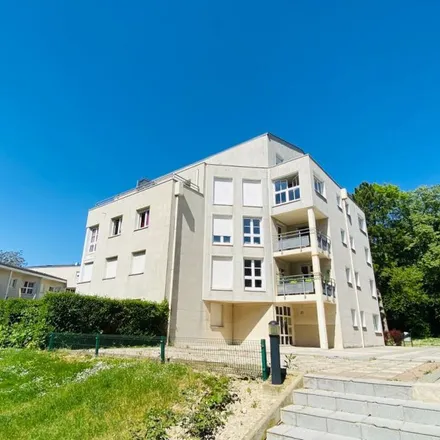 Rent this 3 bed apartment on 21 Rue de Taissy in 51100 Reims, France