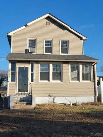 Rent this 3 bed house on 10 5th Avenue in Port Reading, Woodbridge Township
