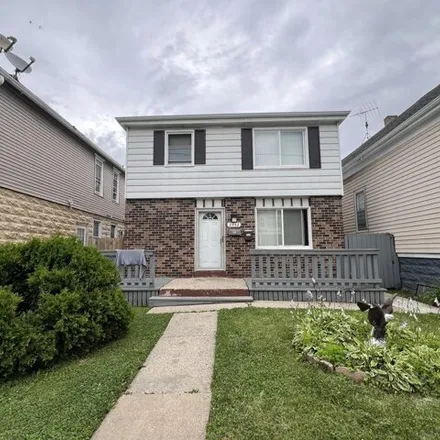 Image 1 - 2442 S 6th St, Milwaukee, Wisconsin, 53215 - House for sale
