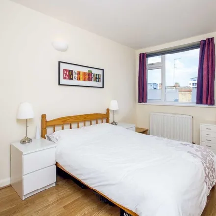 Rent this 3 bed apartment on 69 Johnson Street in Ratcliffe, London