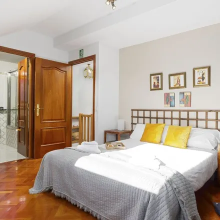 Rent this 2 bed apartment on Madrid in Biblioteca Pública Manuel Alvar, Calle Azcona