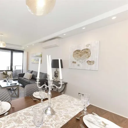 Rent this 3 bed apartment on Cresta House in Swiss Terrace, London