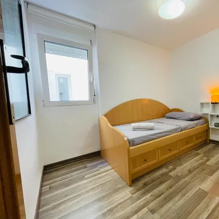 Rent this 3 bed room on Carrer de Francesc Climent in 21, 46007 Valencia