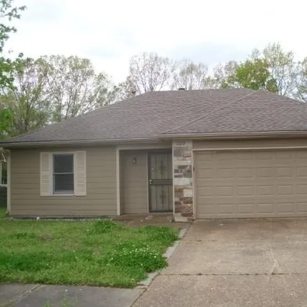 Buy this 3 bed house on 2699 Bay Pointe Circle West in Memphis, TN 38128