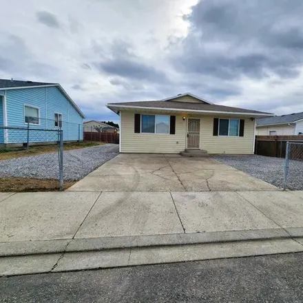 Buy this 3 bed house on 636 Ismo Loop in Sunnyside, WA 98944