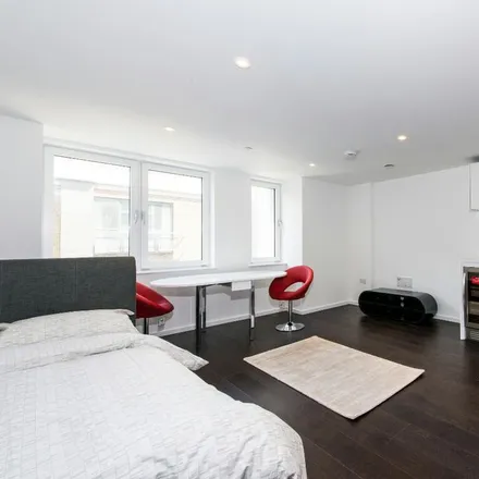 Rent this studio apartment on Eagle Point in 161 City Road, London