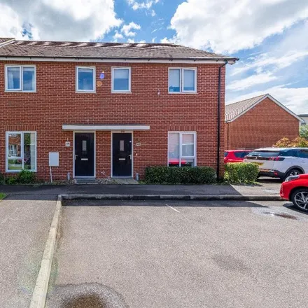 Rent this 3 bed townhouse on unnamed road in Fenny Stratford, MK2 2NE