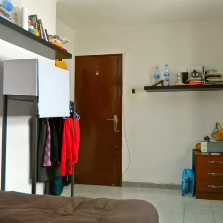 Rent this 3 bed room on Autoescuela Sorolla in Carrer del Doctor Manuel Candela, 46021 Valencia