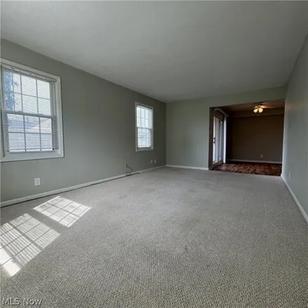 Image 7 - 2220 Glouchester Drive, Lyndhurst, OH 44124, USA - Condo for sale