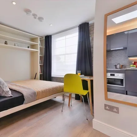 Rent this studio apartment on 33 Linden Gardens in London, W2 4HB
