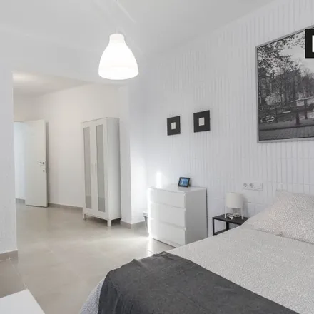 Rent this 4 bed room on Carrer de Vicent Brull in 86, 46011 Valencia