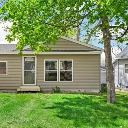 Buy this 2 bed house on 481 28th Avenue Southwest in Cedar Rapids, IA 52404