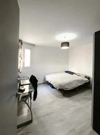 Rent this 3 bed room on Carrer del Músic Hipòlit Martínez in 1, 46020 Valencia