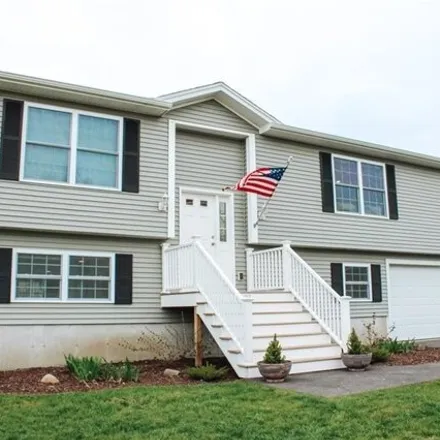 Rent this 4 bed house on 11 Windward Drive in Portsmouth, RI 02871