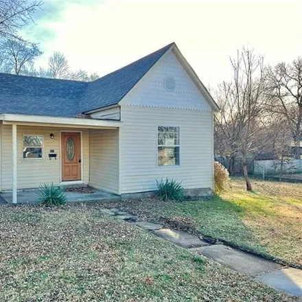 Buy this 3 bed house on 549 West Hickory Street in Nevada, MO 64772