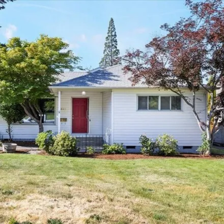 Buy this 4 bed house on 1536 Stratford Avenue in Medford, OR 97504