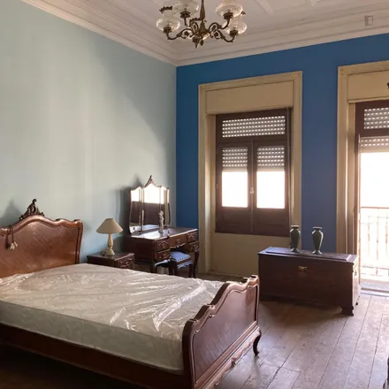 Rent this 4 bed room on Rua Nova de São Crispim 370 in 4000-075 Porto, Portugal