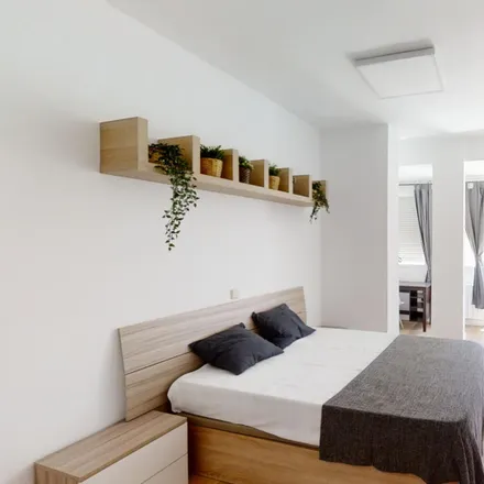 Rent this 7 bed room on Floridea in Calle de Zurbano, 28010 Madrid