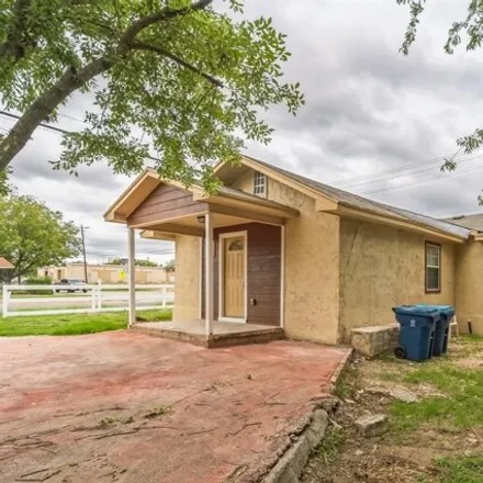Buy this 2 bed house on 105 West Schreiner Street in Kerrville, TX 78028