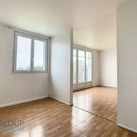 Rent this 4 bed apartment on 3252 Route de Neufchâtel in 76230 Bois-Guillaume, France