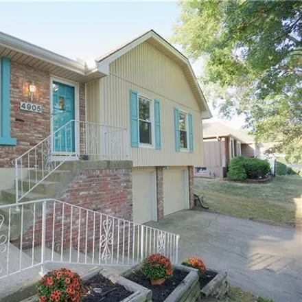 Image 3 - 4905 Northwest 67th Street, Kansas City, MO 64151, USA - House for sale