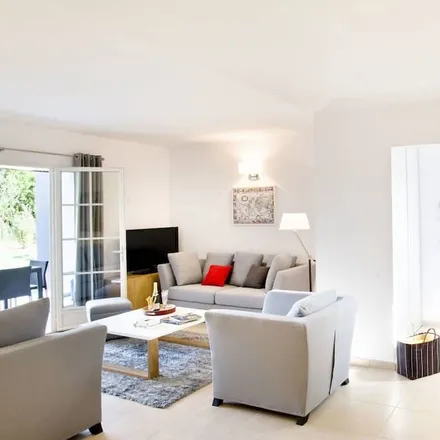 Rent this 4 bed house on 84490 Saint-Saturnin-lès-Apt