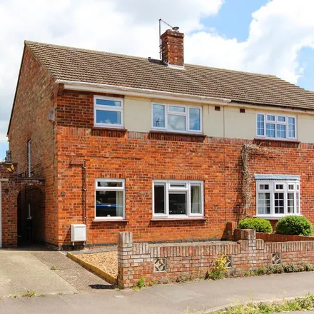 Rent this 3 bed duplex on Chaucer Road in Wellingborough, NN8 3NJ