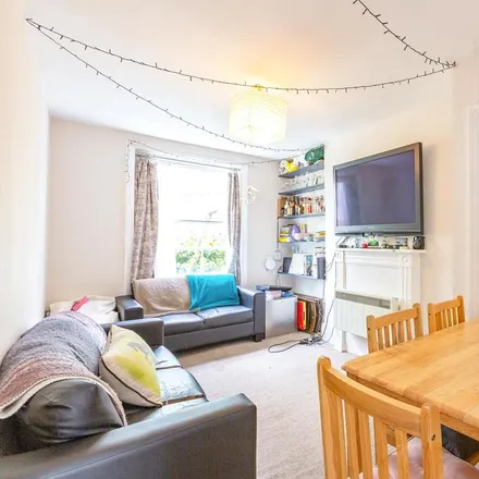 Rent this 4 bed apartment on 40 Barnsbury Road in London, N1 0HG