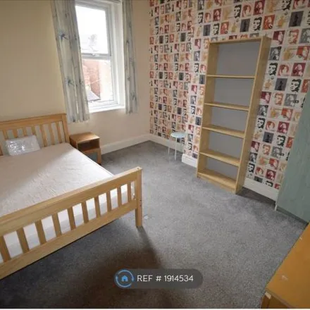 Rent this 5 bed townhouse on Mundella Terrace in Newcastle upon Tyne, NE6 5HX