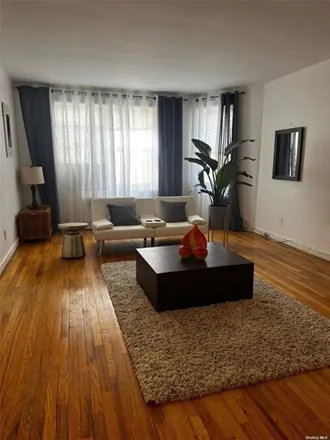 Image 2 - 72-10 112th Street, New York, NY 11375, USA - House for sale
