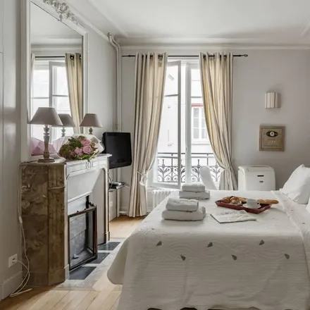 Rent this 3 bed apartment on 75004 Paris