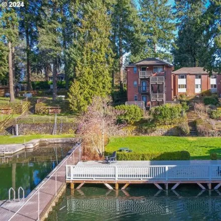 Buy this 2 bed condo on 120 Ridgeway Road in Lake Oswego, OR 97034