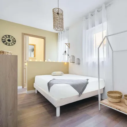 Rent this 5 bed room on 8 Rue de la Bassée in 59037 Lille, France