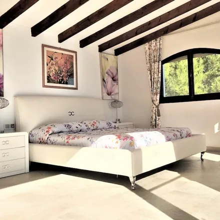 Rent this 5 bed house on Col·legi d'Educació Infantil i Primària Altea la Vella in Carrer Carretera de Callosa, 03599 Altea