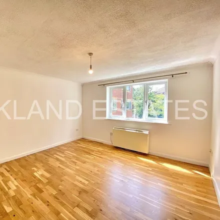 Image 4 - Blackdown Close, London, N2 8JF, United Kingdom - Apartment for rent
