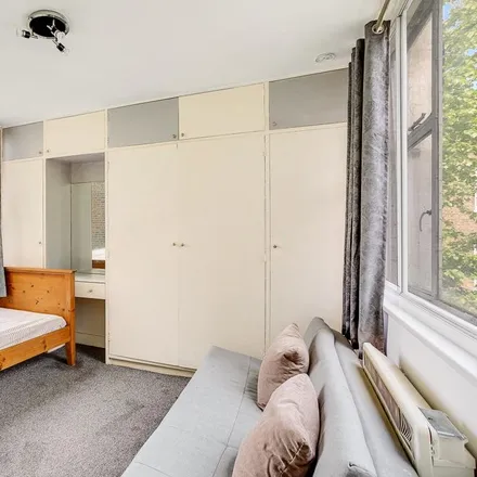 Rent this studio apartment on 23 Pembridge Square in London, W2 4TB